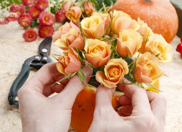 come decorare zucca fiori, decorare zucca