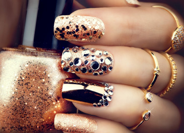nail art luminose, brillantini e strass, decorazione unghie