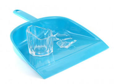 come raccogliere vetri rotti, come smaltire vetri rotti