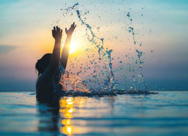 Donna fa il bagno al mare