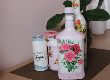 decorare bottiglie vetro decoupage, decorare bottiglie di vetro