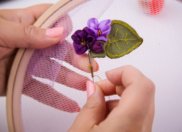 ricamo su tulle, ricamo su tulle con nastri, ricamo su tulle con perline