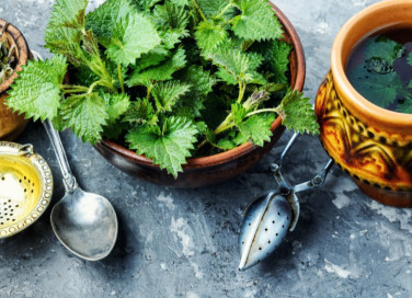 infuso di ortica, rimedi naturali, benefici