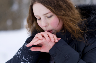 Pelle stressata dai primi freddi: come prendersi cura di mani e corpo