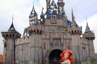 Dismaland, il parco tematico di Banksy, diverte o spaventa i bambini?