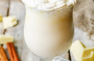 Cioccolata in tazza bianca