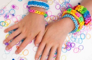 Come fare i braccialetti con gli elastici senza telaio?