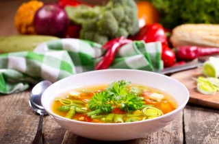 La dieta del minestrone funziona? Ecco la versione classica e quella estiva