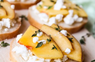 Bruschette alle pesche e feta