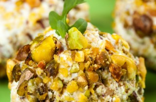 Bocconcini d'uva al formaggio e pistacchi