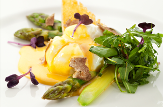 Uovo in camicia con tartufo e asparagi