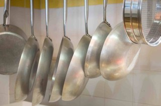 Come si fa a pulire l'alluminio annerito? Ecco come farlo tornare splendente