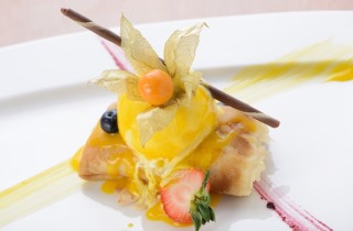 Crêpes alle mandorle con salsa di pesche e gelato alla menta