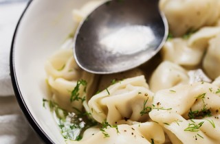 Ravioli di patate in brodo di cappone