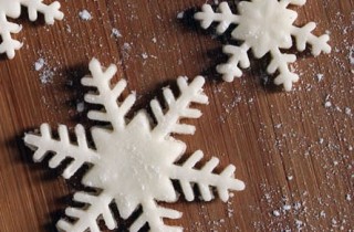 Come realizzare decorazioni in pasta di zucchero a forma di fiocco di neve