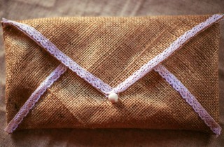 Fai da te di San Valentino: la busta di stoffa cucita a mano per le lettere d'amore