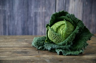 Ricette invernali: lo stufato di cavolo verza light, contorno gustoso e sano