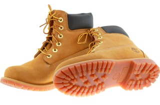 Scarpe scamosciate: come pulire le Timberland in modo efficace