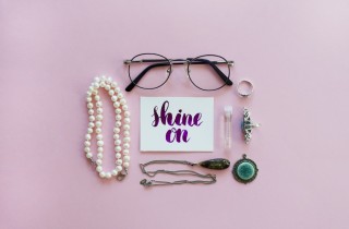 Come indossare la collana di perle in modo chic ma giovanile