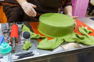 Cake design: come coprire la base della torta con la pasta di zucchero