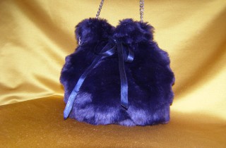 Riciclo creativo della pelliccia: come trasformare un pellicciotto in una borsa a secchiello