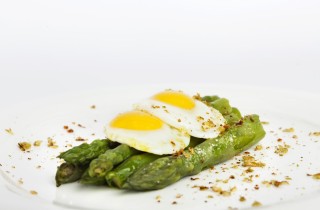 La ricetta degli asparagi con l'uovo alla Bismarck