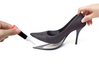 Come aggiustare le scarpe scollate per continuare a usarle