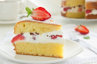 Torta alle fragole morbida senza glutine, la ricetta semplice