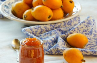 Conserve di frutta primaverili: come preparare la confettura di nespole