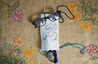 Regali fai da te per la festa della mamma: il portaocchiali ricamato a punto a croce