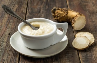 La ricetta originale della salsa cren, gustosa crema salata al rafano