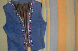Come personalizzare un gilet di jeans con pietre, perline e strass colorati
