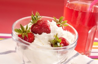 Dolci estivi al cucchiaio, la panna montata fredda con frutta e pistacchio