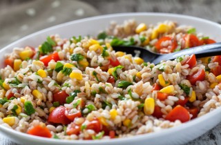 Insalata di riso e farro, come si prepara e 3 opzioni diverse per condirla