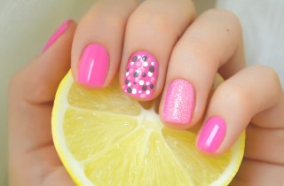 Nail art in rosa: lo stile Barbie conquista il mondo della decorazione unghie