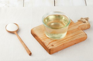 Come fare in casa lo sciroppo di zucchero per i cocktail