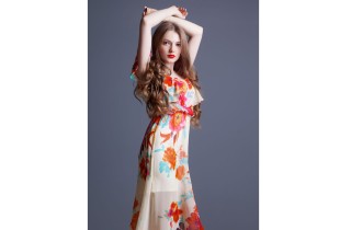 Vestiti lunghi estivi, 5 look da provare se hai 50 anni