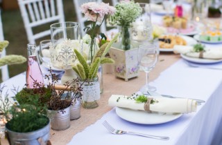 Le 15 idee per apparecchiare tavola in terrazza o giardino per una cena d'estate