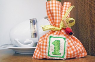 Bomboniera per il primo compleanno, come fare il sacchetto con il punto a croce