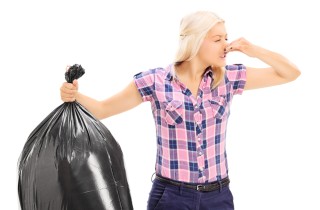 Come eliminare i cattivi odori della spazzatura per un’estate a prova di naso