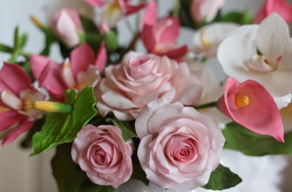 Fiori in pasta di zucchero: come farli e dove usarli per il tuo cake design