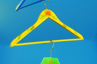 Il video tutorial per fare le grucce di legno personalizzate con il decoupage