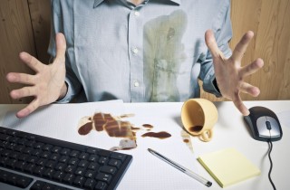 Come eliminare le macchie di caffè dai tessuti in modo efficace