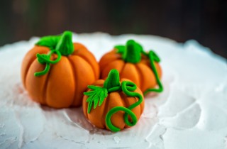 Zucca di Halloween in pasta di zucchero, 7 idee da urlo per decorare torte e cupcake