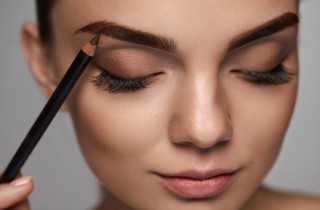Come truccare le sopracciglia, il video tutorial spiegato in tutti i passaggi