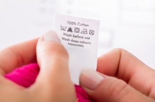 Simboli etichette vestiti, come leggerle per non sbagliare lavaggio