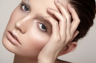 Sopracciglia a forma di albero di Natale, l’ultimo sorprendente trend del 2017