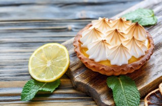 La ricetta della meringa svizzera per decorare cupcake e torte