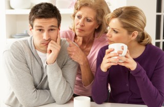 Come sopportare una suocera ostile senza litigare con il partner