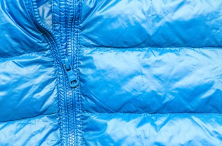 Buco nel piumino, come ripararlo per salvare l’indumento